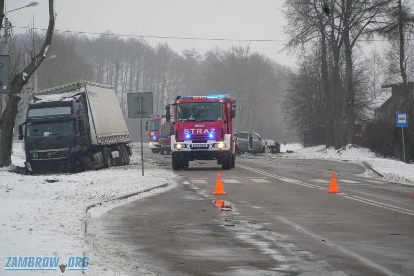 Zbrzeźnica. Wypadek zablokował DK63. Ciężarówka zderzyła się z osobówką. Nie żyje mężczyzna [ZDJĘCIA]