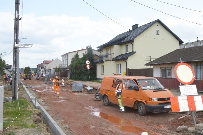 Budowa ulicy Powstańców w Suchedniowie - trudno będzie dotrzymać terminu (ZDJĘCIA)