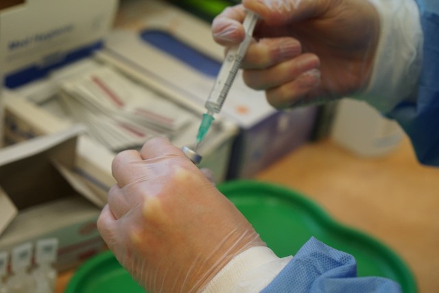 Trwa szczepienie pracowników z sektora służby zdrowia. Do podlaskich szpitali trafiło prawie 6,5 tysiąca dawek szczepionki.