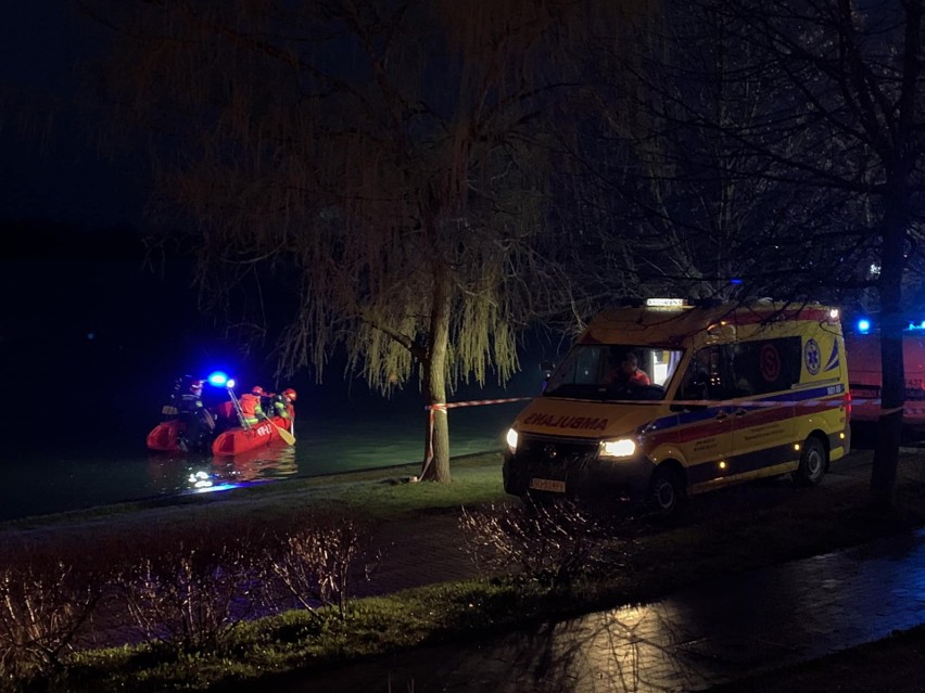 25-latek utonął w Jeziorze Ełckim. Mężczyzna spadł z promenady. Policja wyjaśnia okoliczności [ZDJĘCIA]