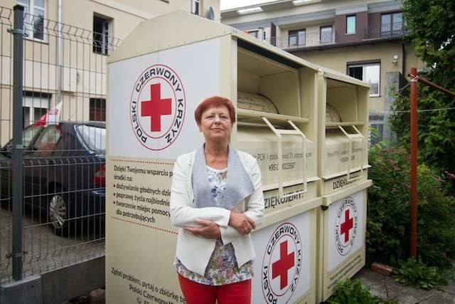 Dyrektorka regionalnego oddziału PCK Danuta Szukalska pokazuje prawidłowo oznakowany kontener, znajdujący się przy ul. Warmińskiego 10