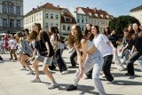 W Międzynarodowym Dniu Tańca bydgoszczanie zatańczyli belgijkę na płycie Starego Rynku - zobacz wideo [1.05.2024 r.]