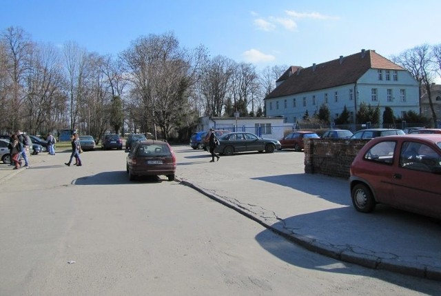 Niektórzy nysanie obawiają się, że poprowadzenie tędy drogi będzie stanowić zagrożenie dla bawiących się w pobliskim parku dzieci. Gminni włodarze zapewniają jednak, że dzięki ograniczeniom prędkości i tonażu będzie tutaj bezpiecznie.