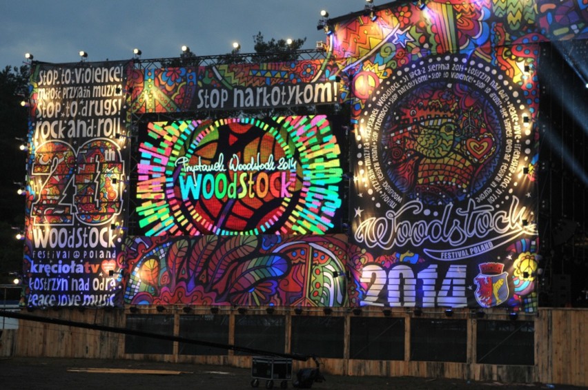 Duża scena Przystanku Woodstock 2014 jest niezwykle kolorowa...