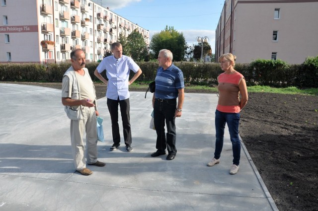 Mirosław Chojnacki, po lewej, postawił na swoim. Przekonał urzędników, że warto ratować ulubiony akwen mieszkańców Marianek.