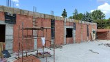 Prace przy rozbudowie Publicznej Szkoły Podstawowej w Lesznowoli pod Grójcem idą pełną parą. Widać zarys sali gimnastycznej i sal lekcyjnych