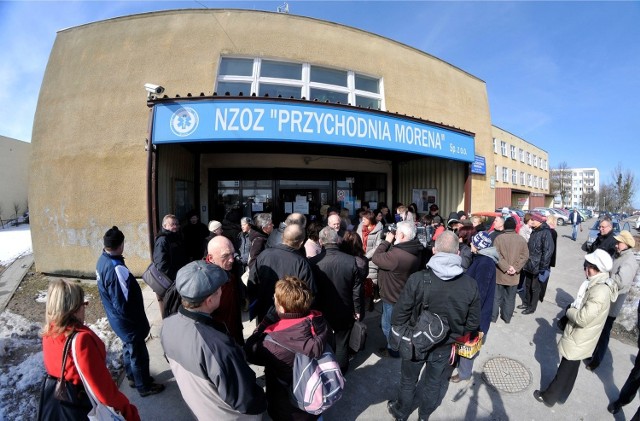 W marcu br. pacjenci protestowali przed przychodnią na Morenie przeciwko likwidacji stomatologii, chirurgii stomatologicznej oraz protetyki w placówce. Nie wiedzieli, że najgorsze dopiero nadejdzie...