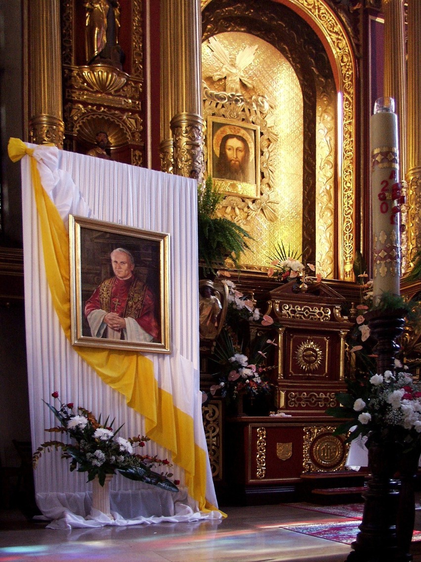 Tak mieszkańcy Nowego Sącza 18 lat temu modlili się w intencji Jana Pawła II w sądeckich kościołach