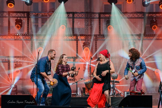 Zwieńczeniem sobotnich wydarzeń będzie o godzinie 20 koncert zespołu Dikanda, który tworzy „Muzykę Czterech Stron Wschodu” i część tekstów śpiewa… w wymyślonym przez siebie języku! 