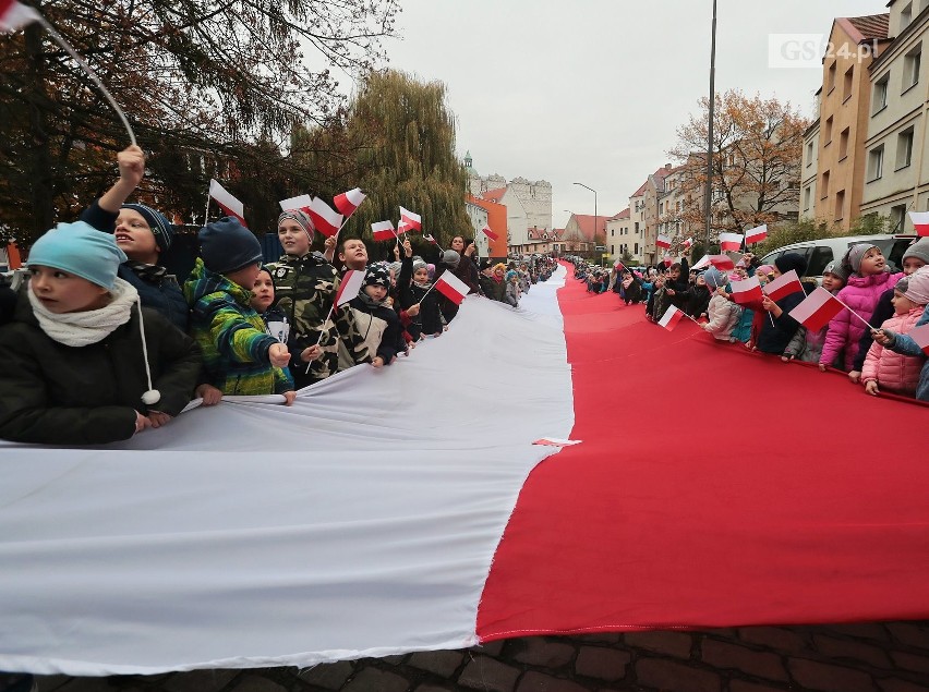 Uczniowie z 220-metrową flagą przeszli ulicami Szczecina [ZDJĘCIA, WIDEO]