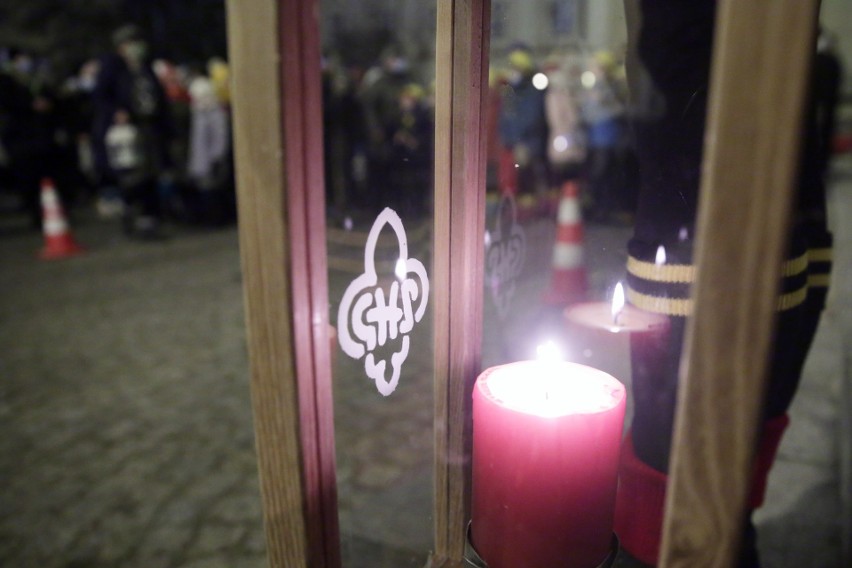 Betlejemskie Światło Pokoju zawitało do Lublina. Będzie kontynuować wędrówkę po Lubelszczyźnie. Zobacz zdjęcia