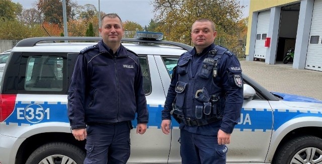 Starszy aspirant Paweł Markiewicz oraz aspirant Daniel Sypuła odnaleźli zaginionego mężczyznę