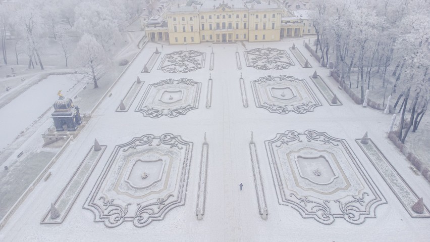 Białystok. Śnieg pokrył ogrody Pałacu Branickich. Zobacz, jak wygląda wizytówka Białegostoku po ataku zimy 14.12.2021 (zdjęcia)