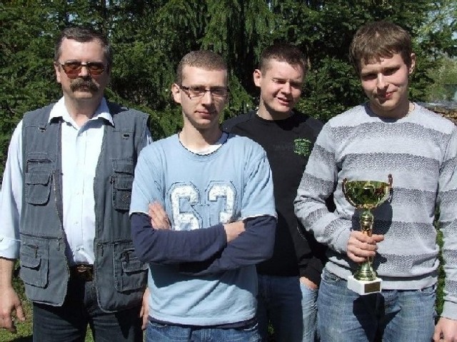 Turniej wygrali Mariusz Drożdżyński, Adrian Bogdan i Mikołaj Kramm. Ich opiekunem był Andrzej Zawada (pierwszy z lewej).