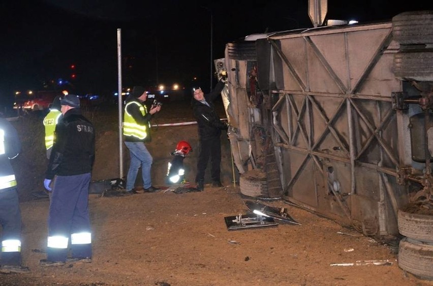 Wypadek autokaru na S3. Wycieczka wracała z jarmarku we Wrocławiu. Autobus przewrócił się na bok. Jedna osoba nie żyje, 24 zostały ranne