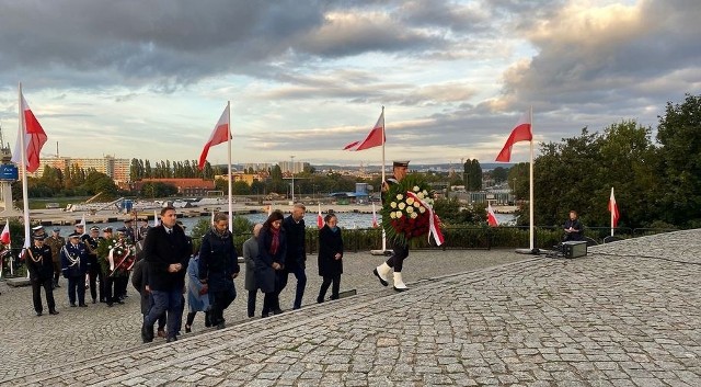 Prezydent Kielc Bogdan Wenta, wspólnie z polskimi samorządowcami, w 82. rocznicę wybuchu II wojny światowej oddał hołd obrońcom naszej Ojczyzny w Gdańsku na Westerplatte.