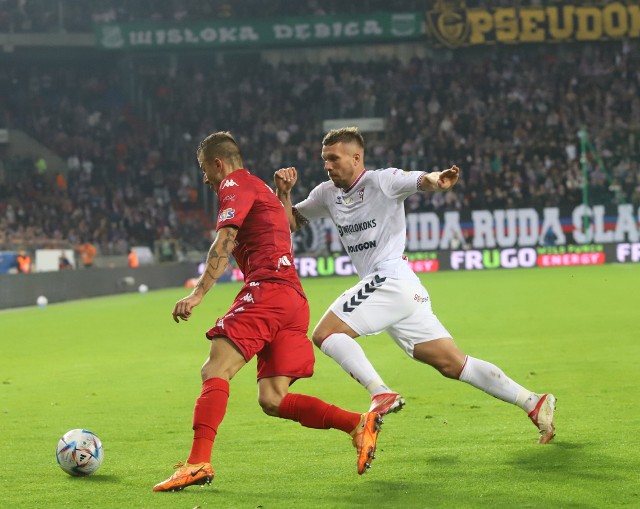 Podczas jesiennego meczu w Zabrzu piłkarz Widzewa Mato Milos toczył zacięte boje z Łukaszem Podolskim