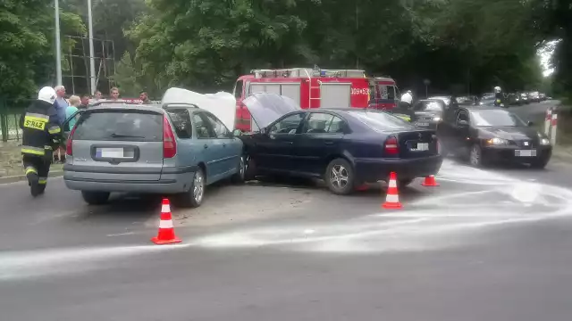 Zderzyły się skoda octavia i renault laguna. Jak informują nas w Wojewódzkim Stanowisku Koordynowania Ratownictwa PSP w Toruniu, na miejscu są jeszcze prowadzone działania ratowników. Wyglądało groźnie, ale na szczęście nikt nie ucierpiał na skutek zderzenia samochodów.Policja wyjaśni, kto jest sprawcą kolizji.
