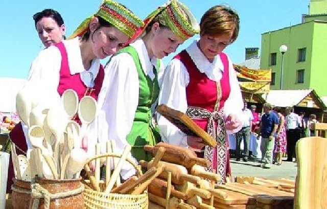 Na dziedzińcu Domu Kultury Litewskiej, można było obejrzeć, a także kupić ręcznie wykonane np. drewniane łyżki.