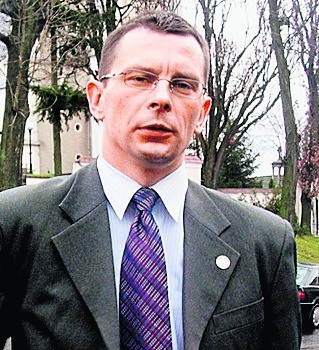 Jarosław Nosal był wójtem Pakosławic, nie należy do żadnej partii. Przez ostatnie kilka miesięcy był kierownikiem nyskiego Biura Powiatowego Agencji Restrukturyzacji i Modernizacji Rolnictwa.