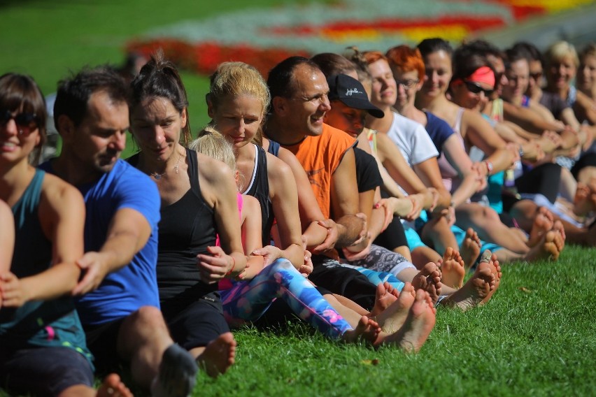 Joga przy fontannie: Poznaniacy ćwiczyli w parku przed operą