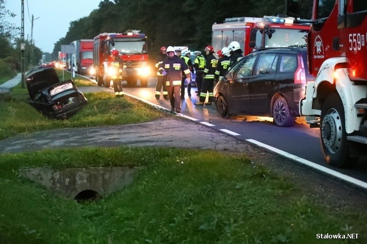 Wypadek w Zbydniowie. Zderzyły się dwa samochody, w jednym z nich podróżowała czwórka dzieci! (ZDJĘCIA)