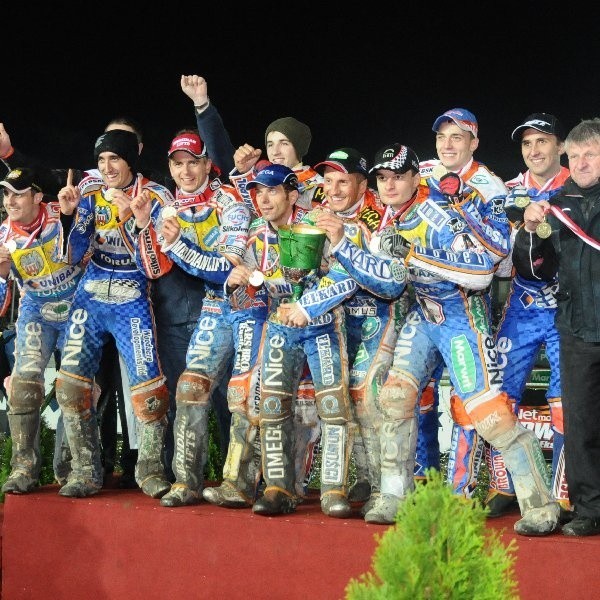 Złota drużyna Unibaksu na najwyższym stopniu podium Speedway...