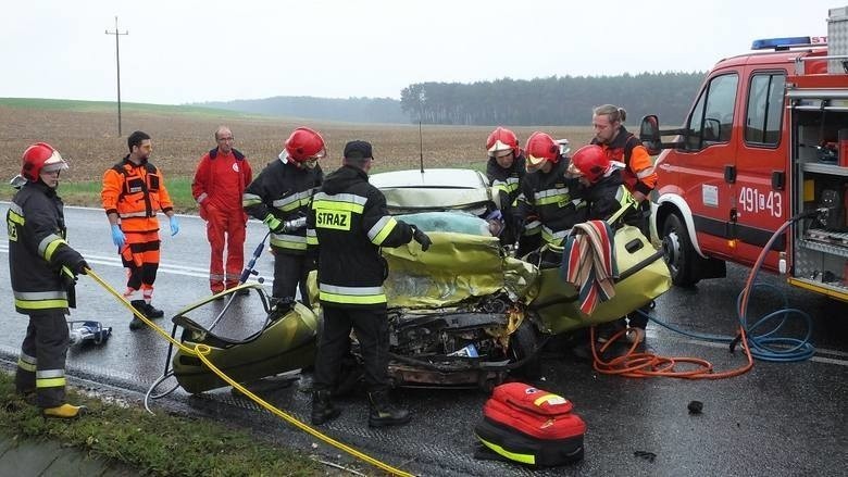 Tragiczny wypadek między Nakłem a Szubinem. Nie żyją dwie osoby