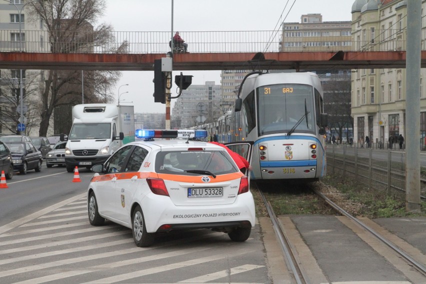 Wypadek na Legnickiej. Auta zablokowały torowisko