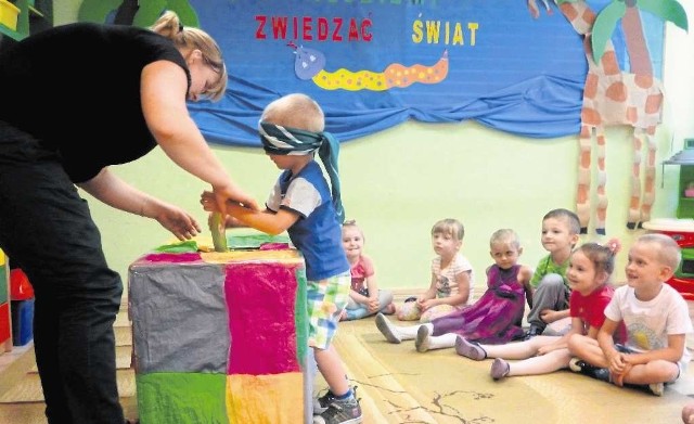 Dzieci losowały różne owoce i warzywa, a potem o nich opowiadały