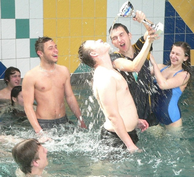Łyk wody... z pucharu za zwycięstwo - tak wygraną w sobotnich zawodach w Busku-Zdroju fetował kapitan jędrzejowskiej drużyny Piotr Żaczkowski, razem z licealistami.