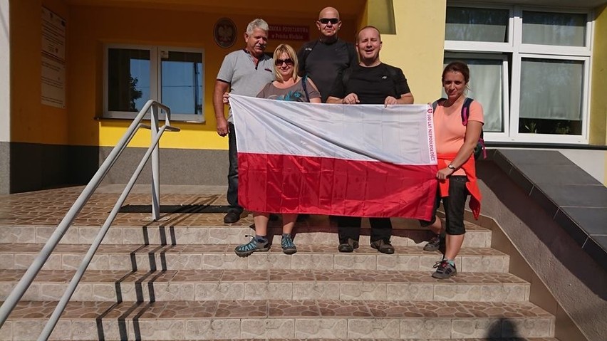 100 kilometrów na 100-lecie Niepodległości - wyjątkowy marsz przez gminę Jędrzejów i...rozdawanie flag