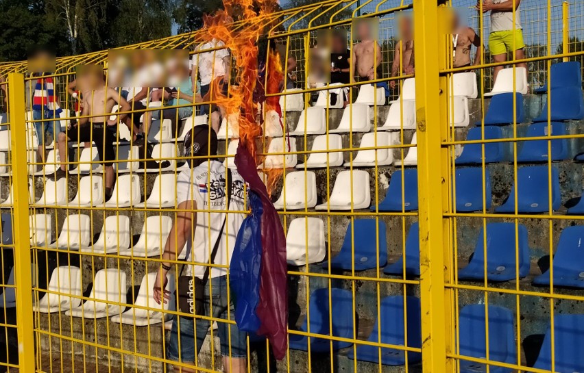 Kibice Gryfa spalili tęczową flagę na stadionie na Zielonej,...