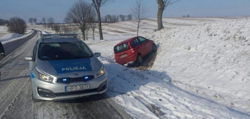 Trudne warunki na drogach w Podlaskiem. Minionej doby policjanci odnotowali 112 kolizje w województwie podlaskim (zdjęcia) 11.12.2020