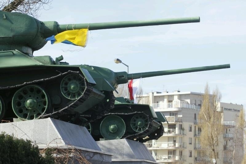 Wrocław: Flagi Ukrainy na radzieckich czołgach. Urzędnicy kazali je zdjąć
