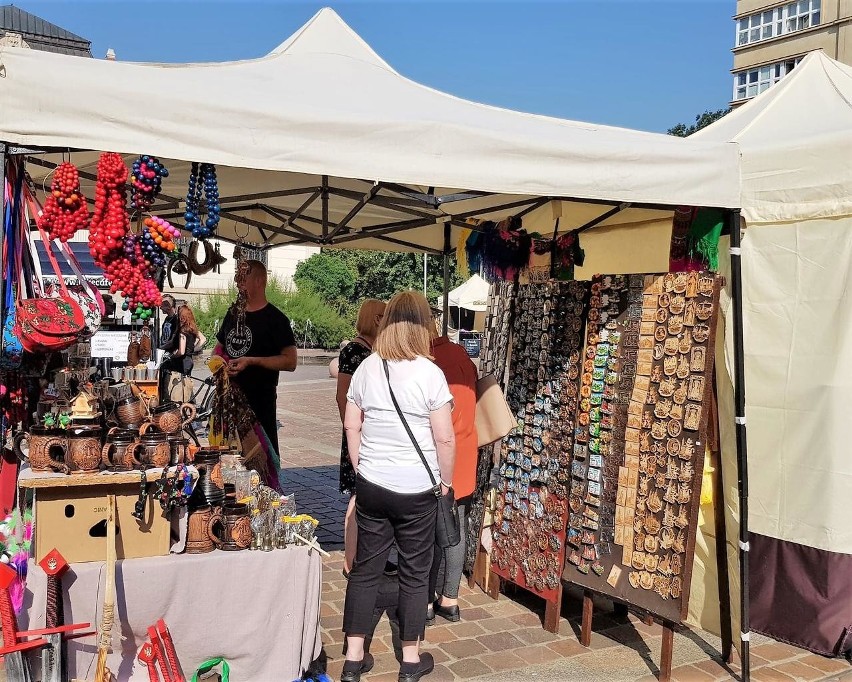 Jarmarki na Małym Rynku i na placu Szczepańskim, targi staroci na Rynku Głównym