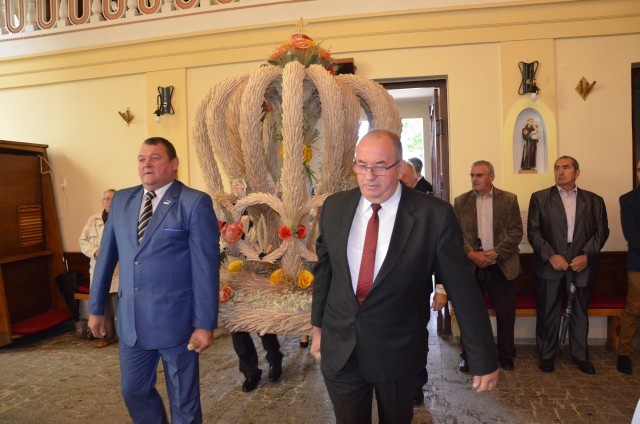 Tegoroczne święto plonów rozpoczęła uroczysta Msza Święta w Kościele pw. św. Andrzeja Boboli i św. Antoniego z Padwy w Złotnikach Kujawskich. To najpiękniejsze i największe święto rolników – radości i odpoczynku po ciężkiej pracy. Podczas dożynek dziękują Bogu za zebrane plony i proszę o łaski urodzaju na kolejny rok. Ten niezwykle radosny obrzęd kończy pracę okresu żniw, podczas których w tym roku to pogoda rozdawała karty.Ceremoniał dożynkowy rozpoczęli Starostowie dożynek przekazując Witoldowi Cybulskiemu wójtowi Gminy Złotniki Kujawskie i Grzegorzowi Weberowi Przewodniczącemu Rady Gminy bochen chleba z tegorocznej mąki. Panowie przyjęli z szacunkiem złocisty bochen chleba zapewniając mieszkańców, że zadbają by nie brakło go tym, którzy go najbardziej potrzebują. Na uroczystości obecni byli zaproszeni goście: Mikołaj Bogdanowicz, Wojewoda Kujawsko-Pomorski który wręczył medale „Zasłużony dla rolnictwa” rolnikom z naszej gminy: Borys Janusz, Czech Zdzisław, Kuglarz Tadeusz, Nadolski Andrzej, Pasek Henryk, Piątkowski Ryszard, Wójtowicz Karol, Wysokiński Sławomir, Zieliński Janusz, Zieliński Zenon oraz okolicznościowe Medale Wojewody Kujawsko-Pomorskiego, które otrzymali: Józef Wolski, Marek Rosa i Jacek Rydzkowski.Przybyli także przedstawiciele Sejmiku Województwa Kujawsko-Pomorskiego, radni powiatowi, radni naszej gminy, kierownicy komórek i jednostek organizacyjnych gminy, sołtysi, przedstawicielki lokalnych KGW oraz rolnicy i mieszkańcy gminy.Święto plonów uświetniły występy zespołu śpiewaczego Złotniczanki oraz zespołu Złoty Wiek. Gospodarz gminy zaprosił gości i mieszkańców na poczęstunek oraz do wspólnej zabawy w plenerze przy tanecznych dźwiękach zespołów coverowych.Gwiazdą wieczoru był zespół Leszcze. Wspólna zabawa trwała do późnych godzin.Katarzyna Knych