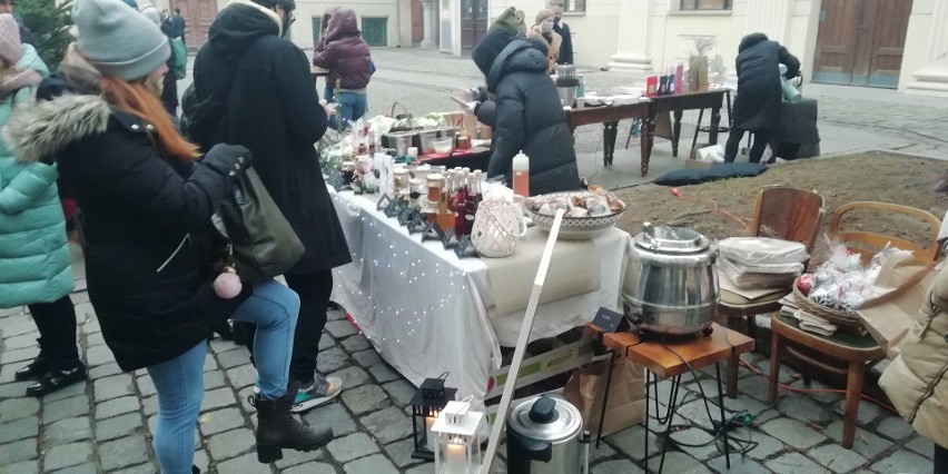 Jarmark świąteczny na dziedzińcu Synagogi pod bocianem we...