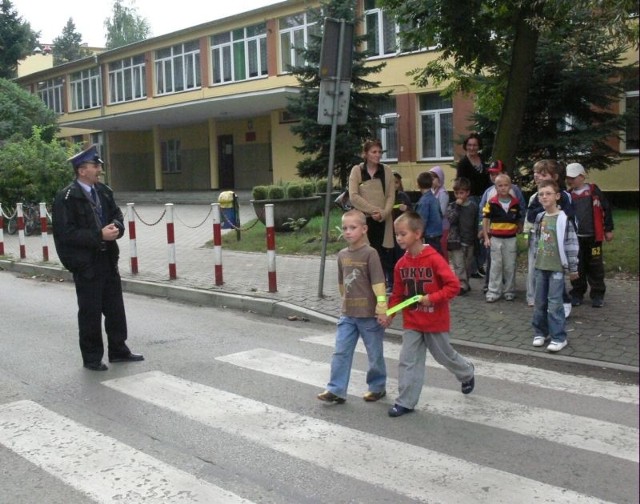 Aspirant Andrzej Barnaś wyjaśniał pierwszakom ze Szkoły Podstawowej numer 3, jak bezpiecznie przejść przez ulicę.