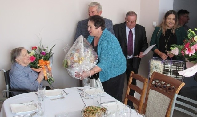Pani Michalina Krakowiak ze Stawiszyc obchodziła setne urodziny na zdjęciu po lewej stronie.