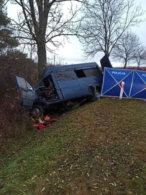 Wypadek w Chańczy! Bus wypadł z drogi i uderzył w drzewo, dwie osoby nie żyją, dwie są ranne