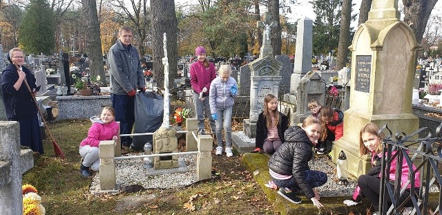 Porządkowanie zapomnianych nagrobków na cmentarzu parafialnym w Rudniku nad Sanem
