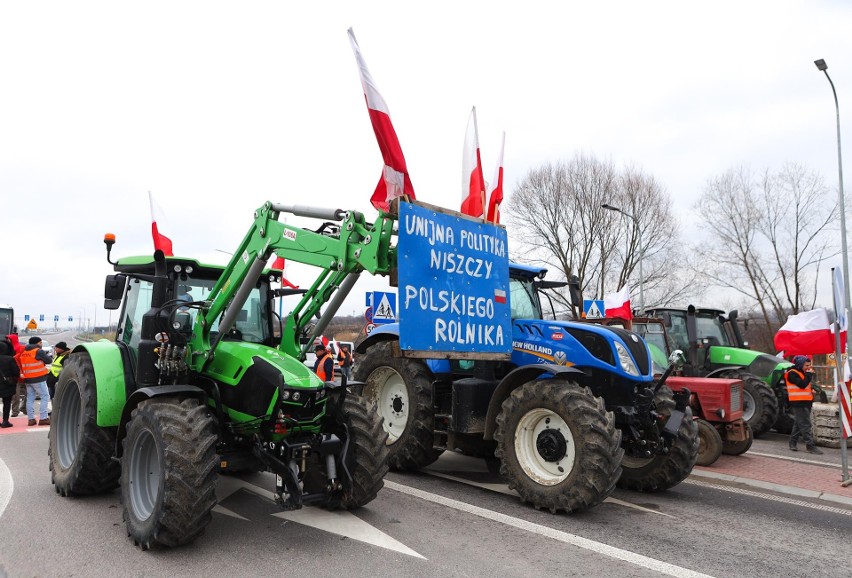 Rolnicy blokują drogę dojazdową do polsko-ukraińskiego przejścia granicznego w Medyce [ZDJĘCIA]