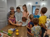 Klub Seniora w Sypniewie zorganizował dla dzieci pieczenie pierników. Zdjęcia 