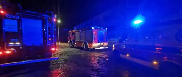 Strażacy na zewnątrz budynku ewakuowali poszkodowanego mężczyznę