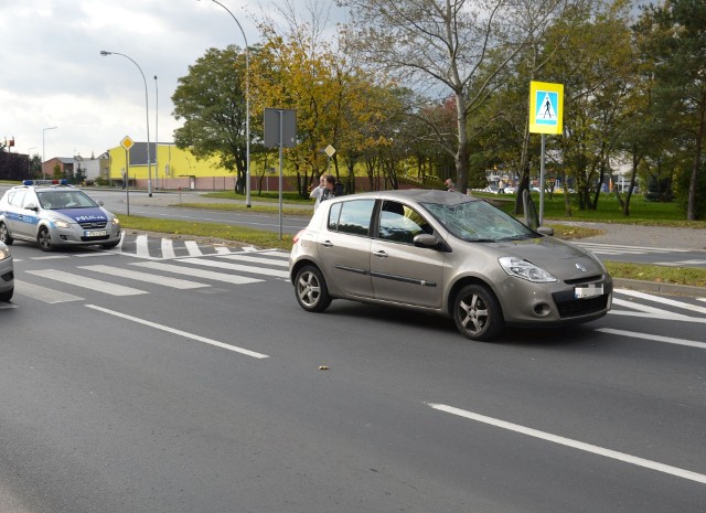 Clio, które potrąciło rowerzystę przejeżdżającego przez przejście dla pieszych, zatrzymało się zaraz za przejściem