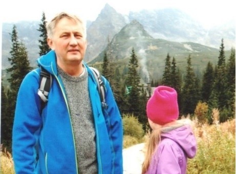 Pasją doktora Zbigniewa Koniusza są piesze wycieczki w wysokie Tatry. W wędrówkach towarzyszą mu dzieci i żona Ewa.