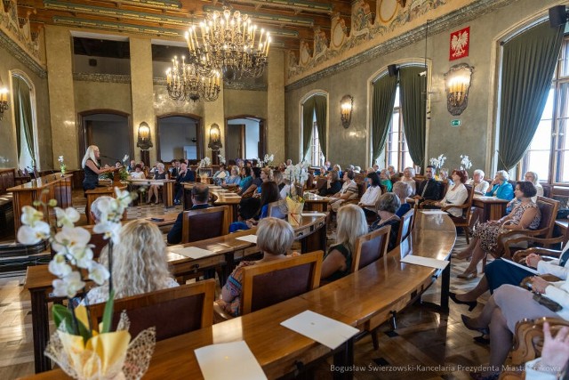 W sali obrad Rady Miasta Krakowa odbyło się tradycyjne wręczenie aktów powierzeń