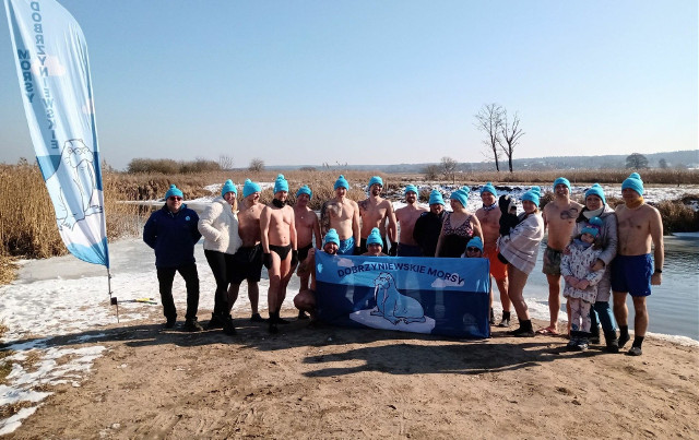 Dobrzyniewskie Morsy ponownie spotkały się na plaży w Leńcach. Jak zacząć morsować i na co uważać?