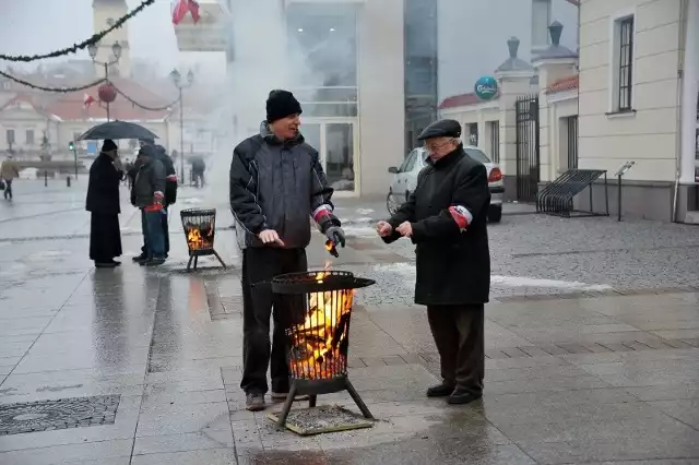 &#8211; Przyszli po mnie o północy, wyłamując drzwi. Ta chwila na zawsze pozostanie w mojej i moich najbliższych pamięci. Mój syn miał wtedy 12 lat &#8211; wspomina Lech Feszler. Ma nadzieję, że ludzie będą pamiętać o tamtych wydarzeniach.